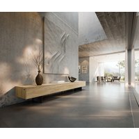 Lowboard Cuor 250 cm Keramik Laminam Sabbia Eichefarbig 1 Klappe 1 Schubfach Fuß Schwebeoptik Metall Schwarz